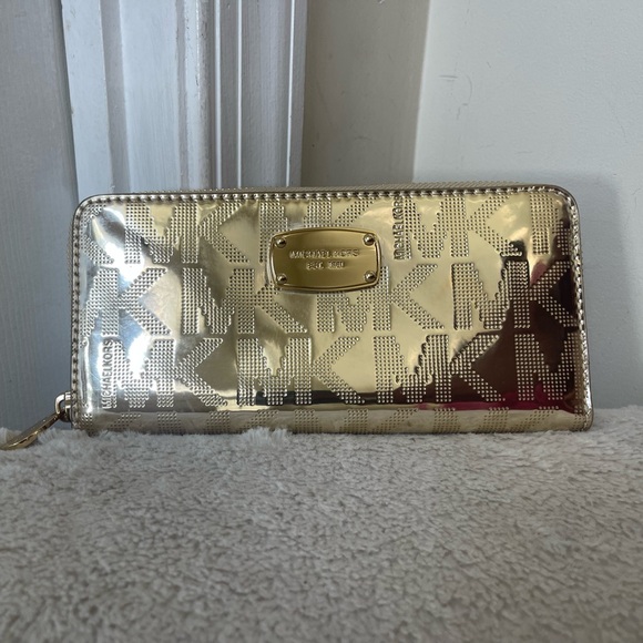 Michael Kors Gold Zip around Wallet EUC - Picture 1 of 10